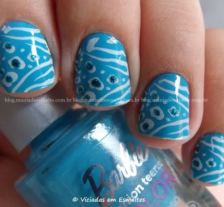 Esmalte Barbie look  com carimbo Konad m78