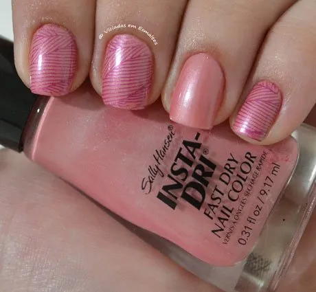 Unhas decoradas com carimbo Konad
