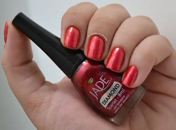 Unhas com Esmalte Jade Scarlet