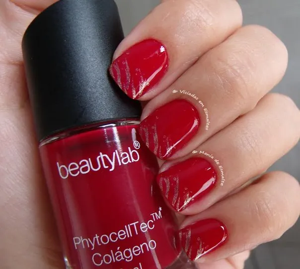 unhas com Esmalte BeautyLab Dark Rose com Carimbo Konad m73