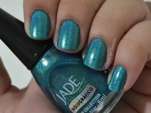 Esmalte holográfico Jade Falling Star nas unhas, prisma visível mesmo com pouca luz