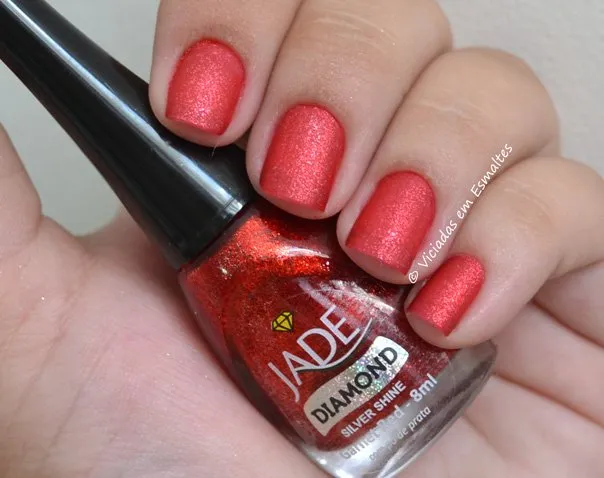 Unhas com Esmalte Jade Garnet Red