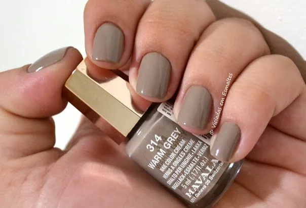 Unhas com Esmalte Mavala Warm Grey 314