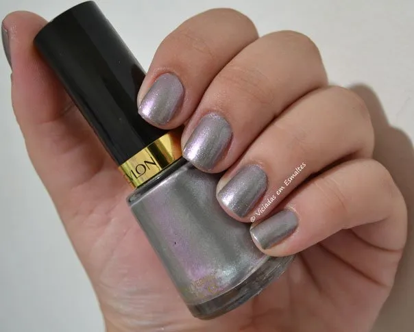 Unhas com Esmalte Revlon