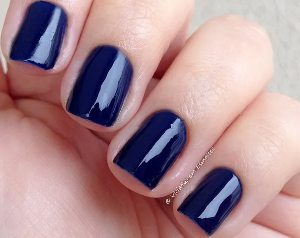 Unhas com Esmalte Big Universo Azul Royal