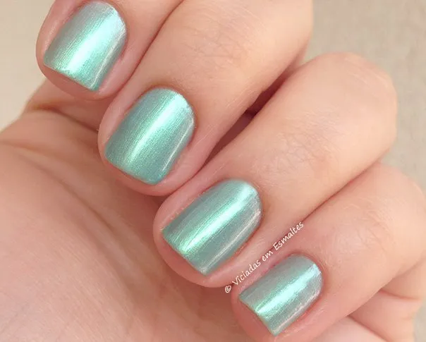 Unhas com Esmalte Claudia Leitte Ver Te Mar
