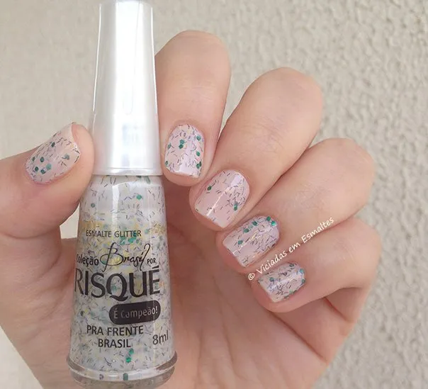 Unhas com Esmalte Risqué Pra Frente Brasil
