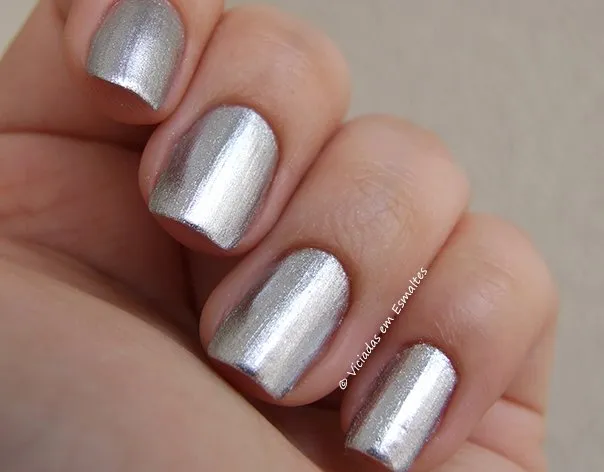 Unhas com Esmalte Preta Gil Magnético