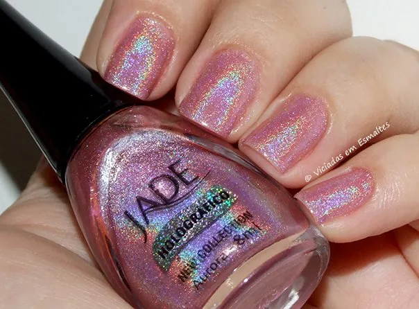Esmalte holográfico Jade Aurora, rosa delicado com fundo lilás, aplicado em quatro camadas