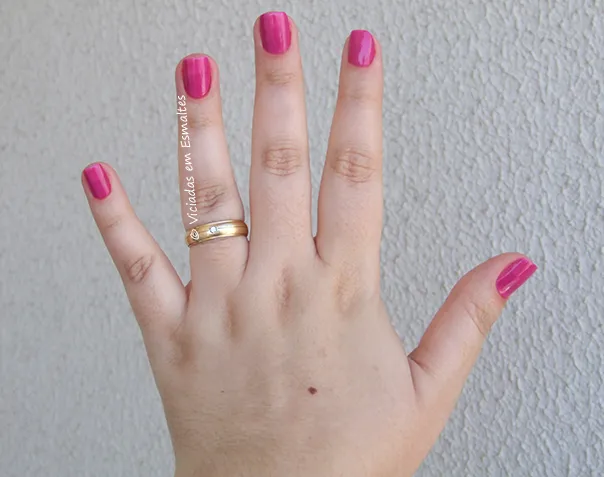 Mãos com Esmalte Cozete Gomes Baphonica