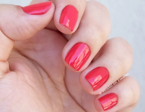 Unhas com Esmalte Bourjois Prepp Hibiscus 