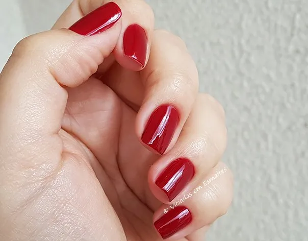 Unhas com Esmalte Juliana Paes Quente