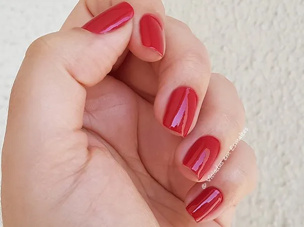 Unhas com Esmalte Impala Sandy Segredo