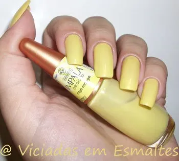 unhas e esmalte