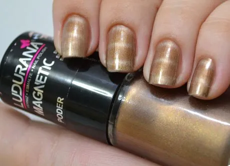 Unhas com esmalte magnetico Poder