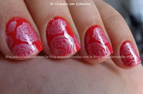 Unhas com esmalte La Femme para carimbo Neon Fest