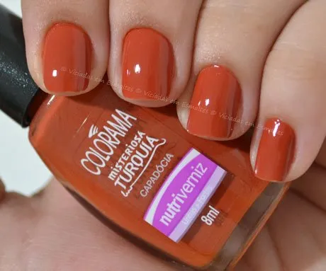 Unhas com esmalte Capadócia Colorama Misteriosa Tusquia