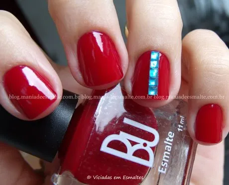 Unhas decoradas com esmalte Bu Red Wine