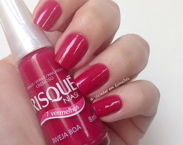 Unhas com Esmalte Risqué Inveja Boa
