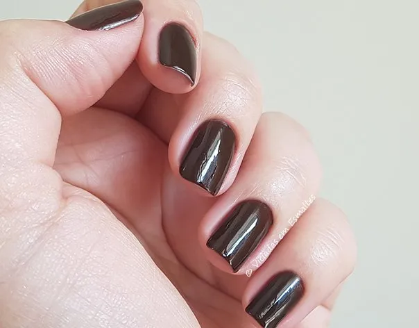 Unhas com Esmalte Risque Cafe Brasileiro