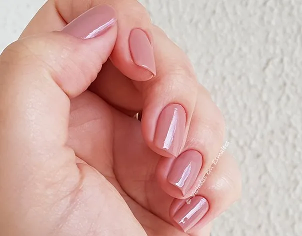 Unhas com Esmalte Risque Bali