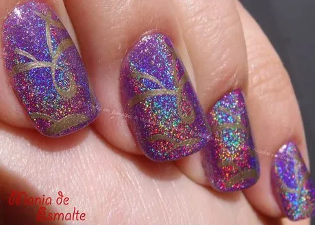 Esmalte holográfico Jade Fascínio Violeta nas unhas, com carimbo Konad M63