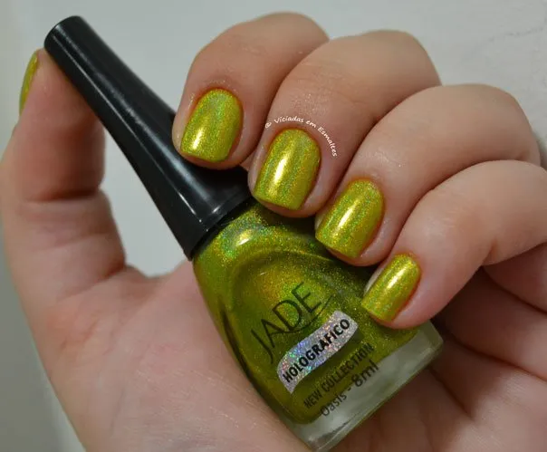 Esmalte holográfico Jade Oasis nas unhas, duas camadas sem top coat