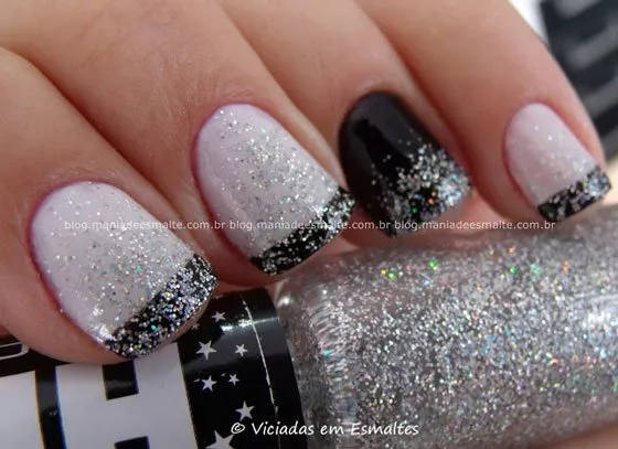 Unhas decoradas com esmalte preto e branco: base branca com francesinha preta, anelar preto e glitter esponjado