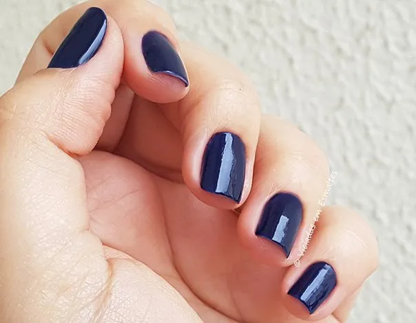 Unhas com Esmalte Risque Azul Estrelado