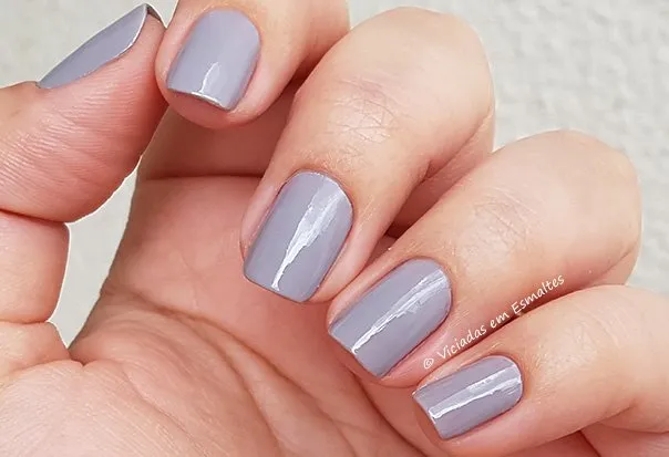 Unhas com Esmalte Risque Doce Perola