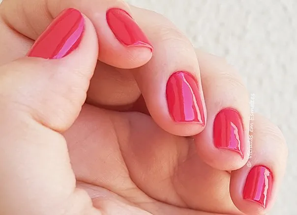 Unhas com Esmalte Impala Maria Cereja