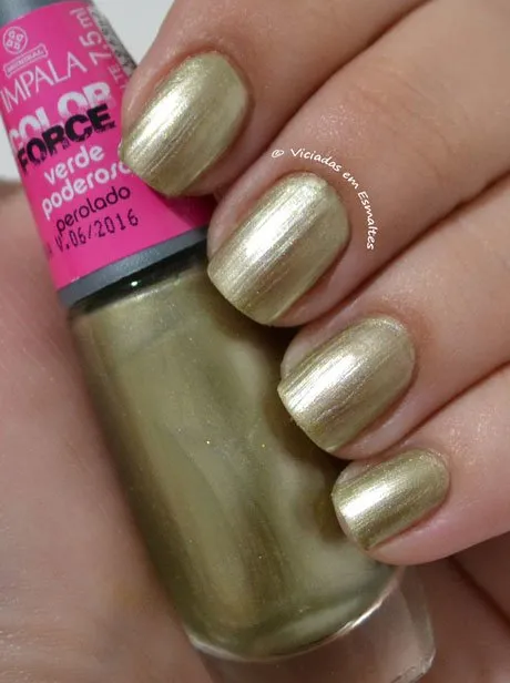 Esmalte Verde Poderoso Impala Color Force nas unhas