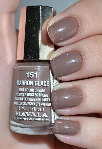 Unhas pintadas com o esmalte Mavala Marron Glacé, marrom acinzentado com shimmer