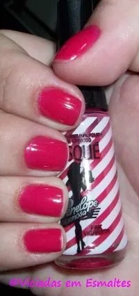 Esmalte Pink Vigarista da Risqué coleção Penélope Charmosa aplicado nas unhas