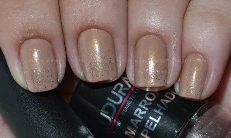 Unhas Esponjadas com esmalte Marrom Espelhado Ludurana