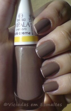 unhas e esmalte