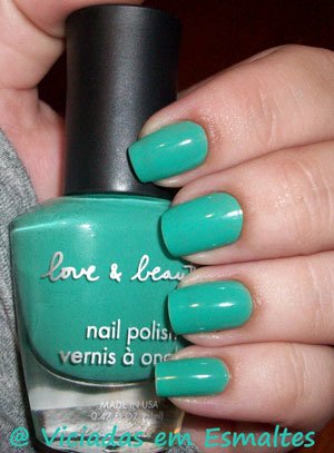 unhas e esmalte