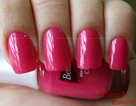 Unhas com esmalte rosa