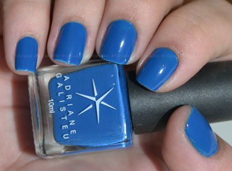 Unhas com Esmalte Indigo Blue