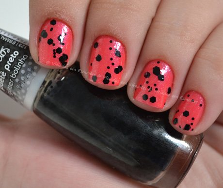 Unhas com esmalte paetê preto impala e mão boba