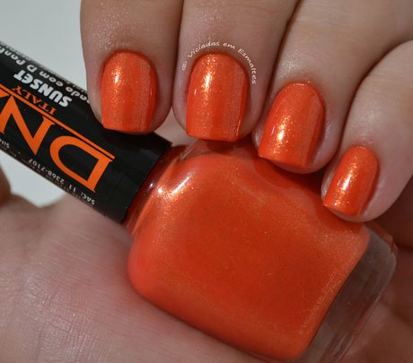 Unhas com Esmalte Sunset DNA Italy Total Summer