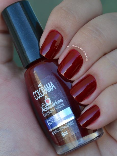 Unhas com Esmalte Carteira Chique Colorama