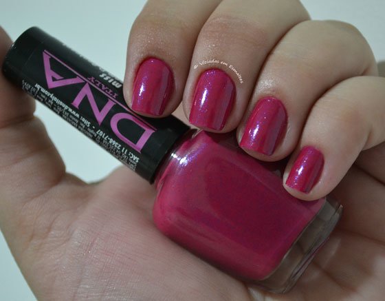 Unhas com Esmalte Miss DNA Iyaly