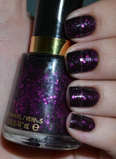 Unhas com Esmalte Scandalous Revlon