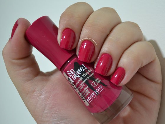 Unhas com Esmalte Bourjois Fuchsia Hype