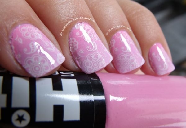 Unhas decoradas com esponja e carimbo
