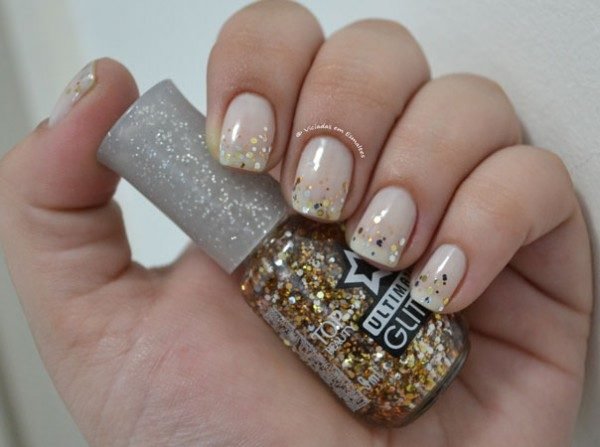 Esmalte clarinho com glitter na pontinha da unha