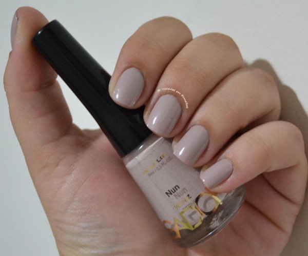 Unhas com Esmaltes Sadok