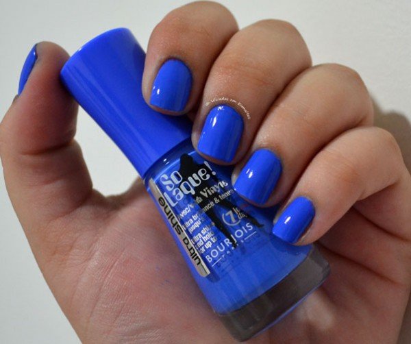 Unhas com Esmalte Bleu Fabuleux Bourjois