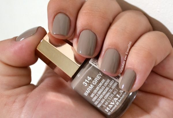 Unhas com Esmalte Mavala Warm Grey 314 